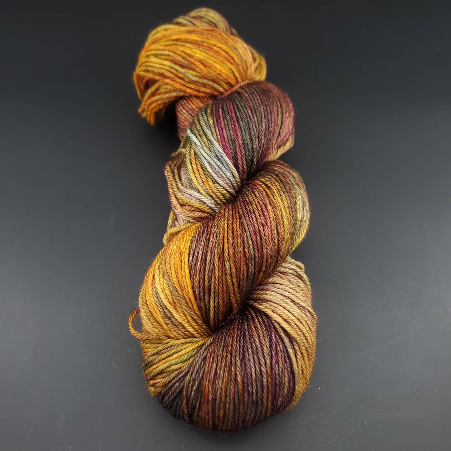 Echeveau de laine Malabrigo Arroyo de couleur 862 piedras sur fond noir pour tricot et crochet