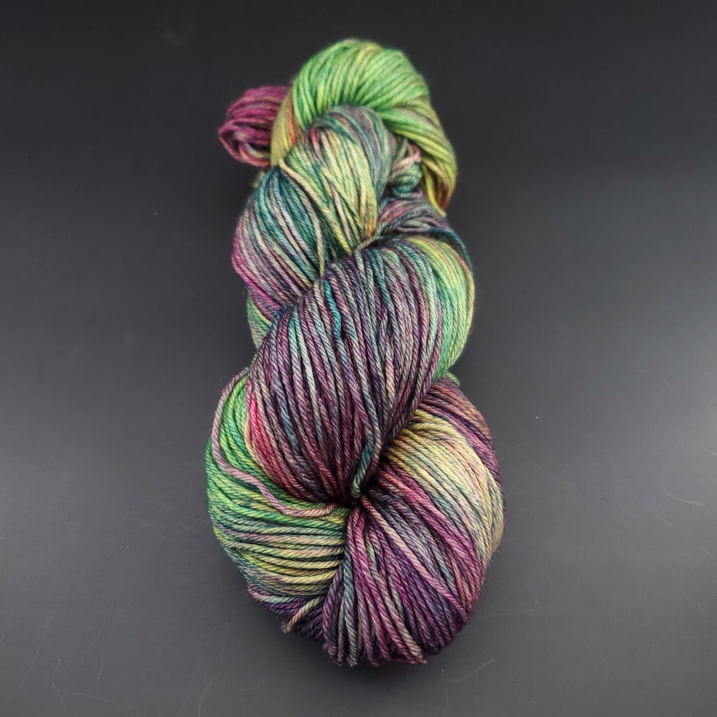 Echeveau de laine Malabrigo Arroyo de couleur 866 arco iris sur fond noir pour tricot et crochet