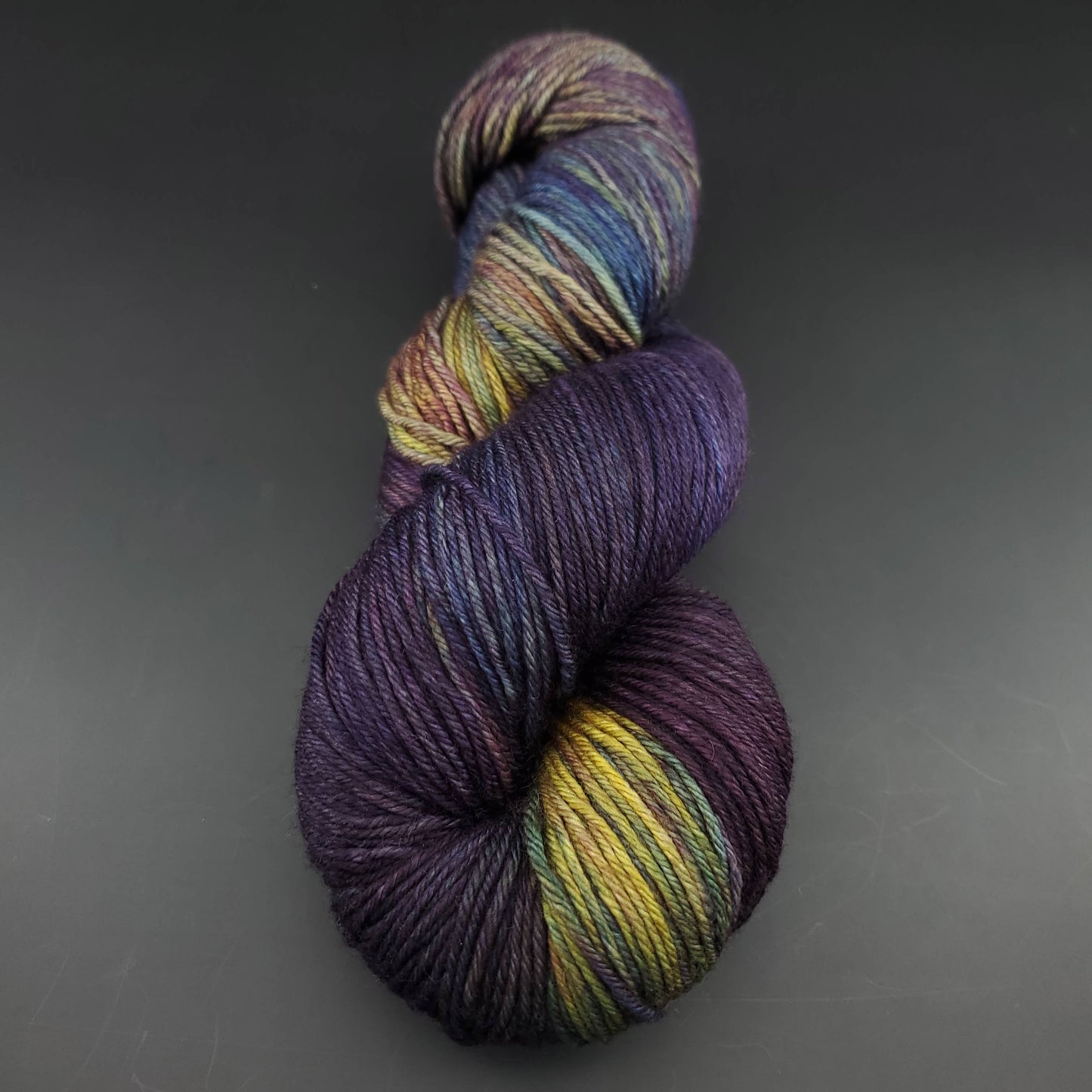 Echeveau de laine Malabrigo Arroyo de couleur 870 candombe sur fond noir pour tricot et crochet