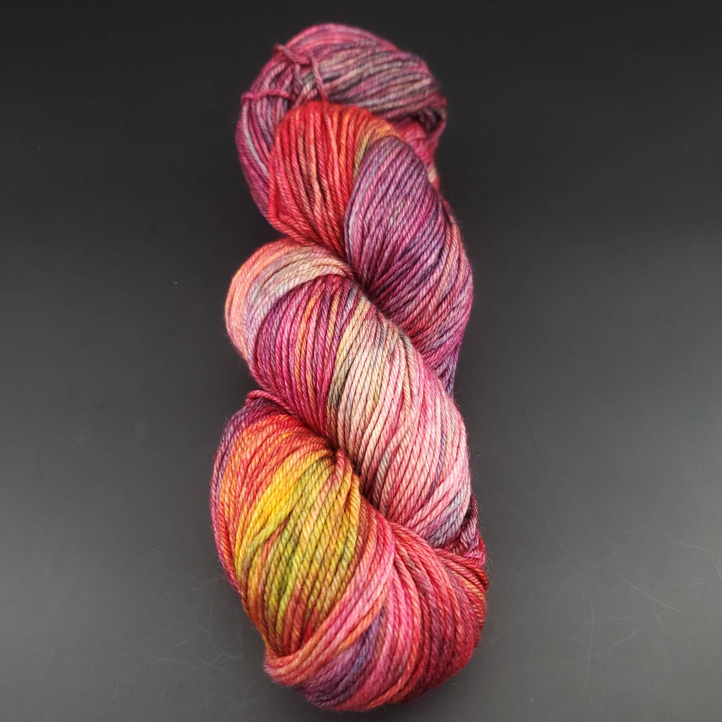 Echeveau de laine Malabrigo Arroyo de couleur 870 diana sur fond noir pour tricot et crochet