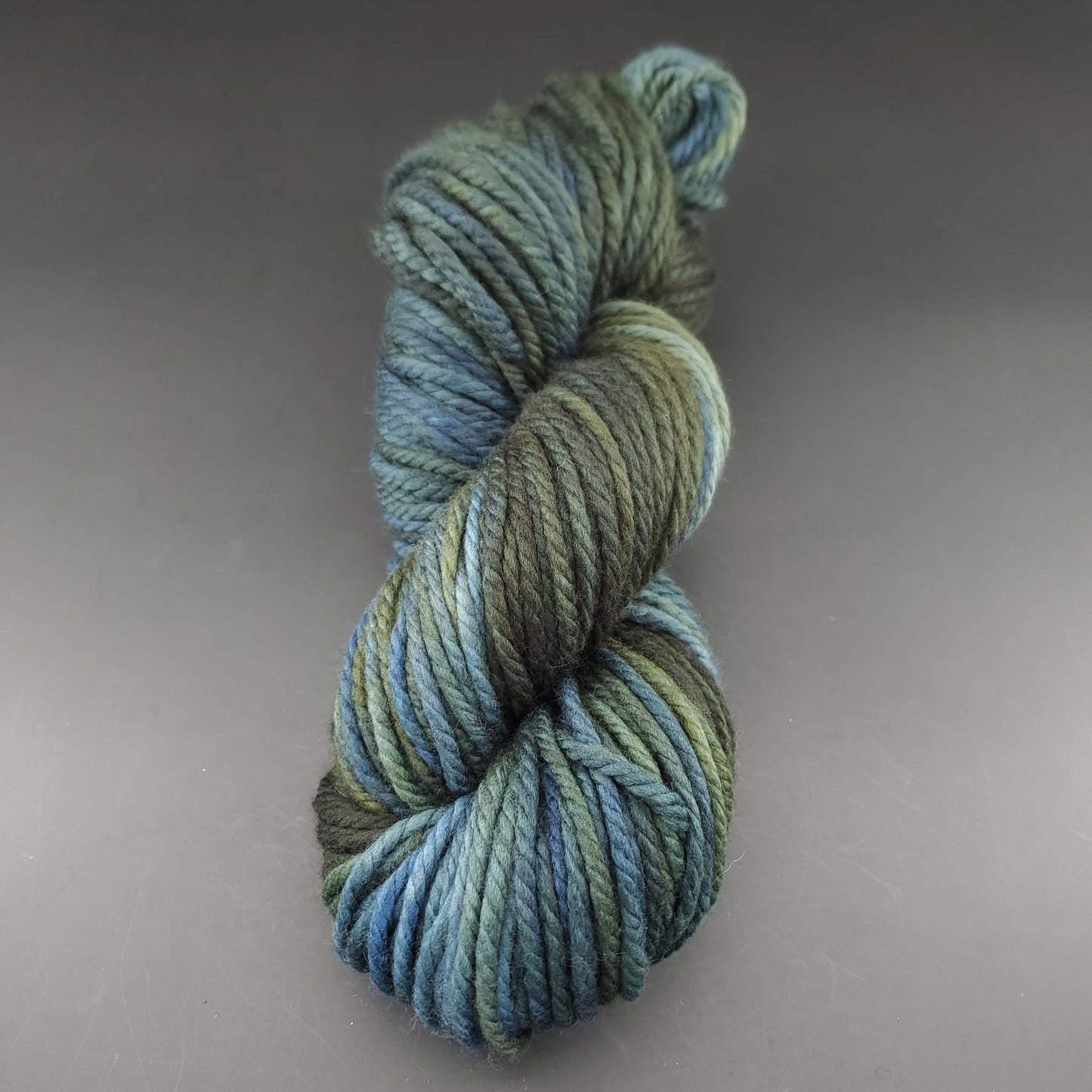 Echeveau de laine Malabrigo Chunky de couleur 051 vaa sur fond noir pour tricot et crochet.