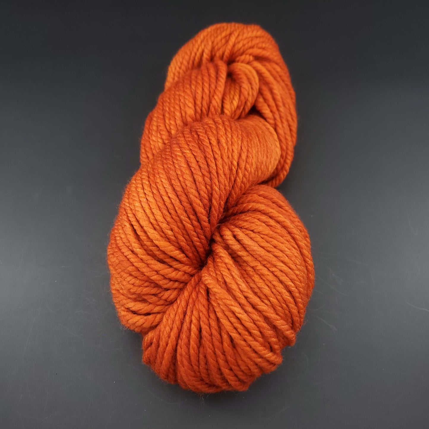 Echeveau de laine Malabrigo Chunky de couleur 123 rhodesian sur fond noir pour tricot et crochet.