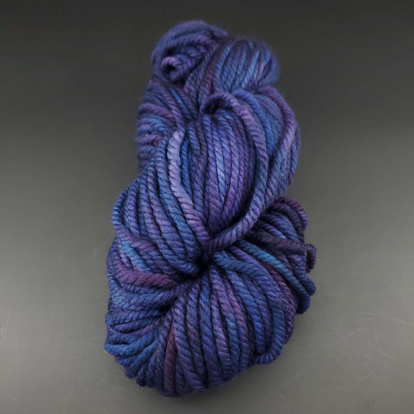Echeveau de laine Malabrigo Chunky de couleur 247 whales road sur fond noir pour tricot et crochet.
