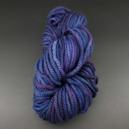 Echeveau de laine Malabrigo Chunky de couleur 247 whales road sur fond noir pour tricot et crochet.
