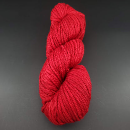 Echeveau de laine Malabrigo Chunky de couleur 611 ravelry red sur fond noir pour tricot et crochet.