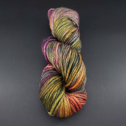 Echeveau de laine Malabrigo Chunky de couleur 862 piedras sur fond noir pour tricot et crochet.