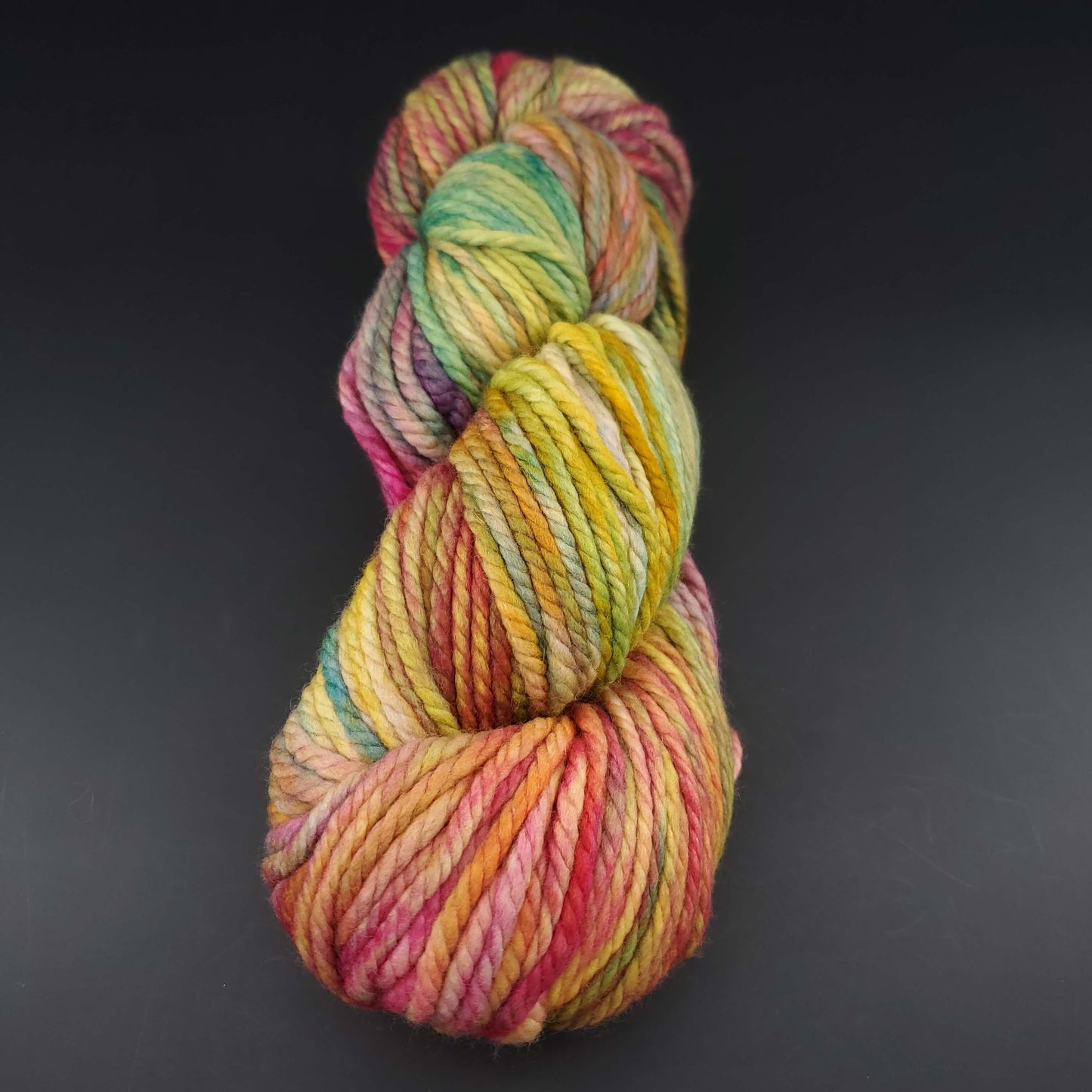 Echeveau de laine Malabrigo Chunky de couleur 886 diana sur fond noir pour tricot et crochet.