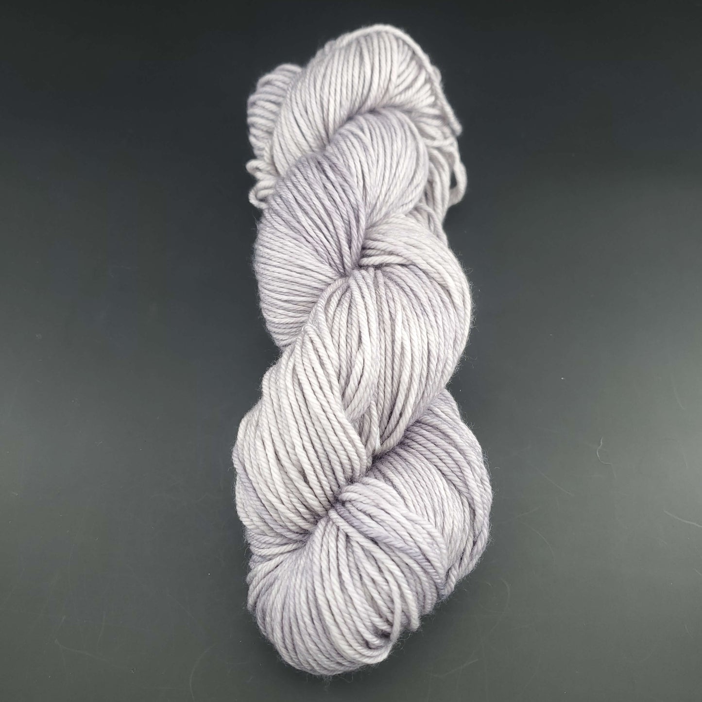 Echeveau de laine Malabrigo Rios de couleur 036 pearl sur fond noir pour tricot et crochet.