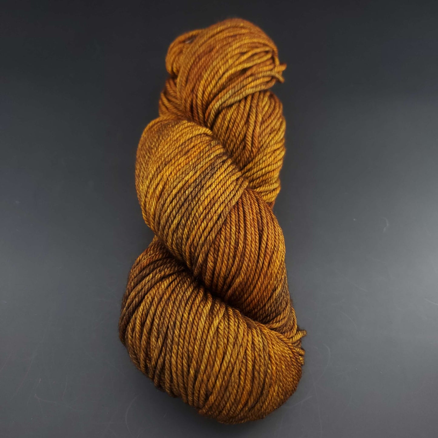 Echeveau de laine Malabrigo Rios de couleur 048 glitter sur fond noir pour tricot et crochet.