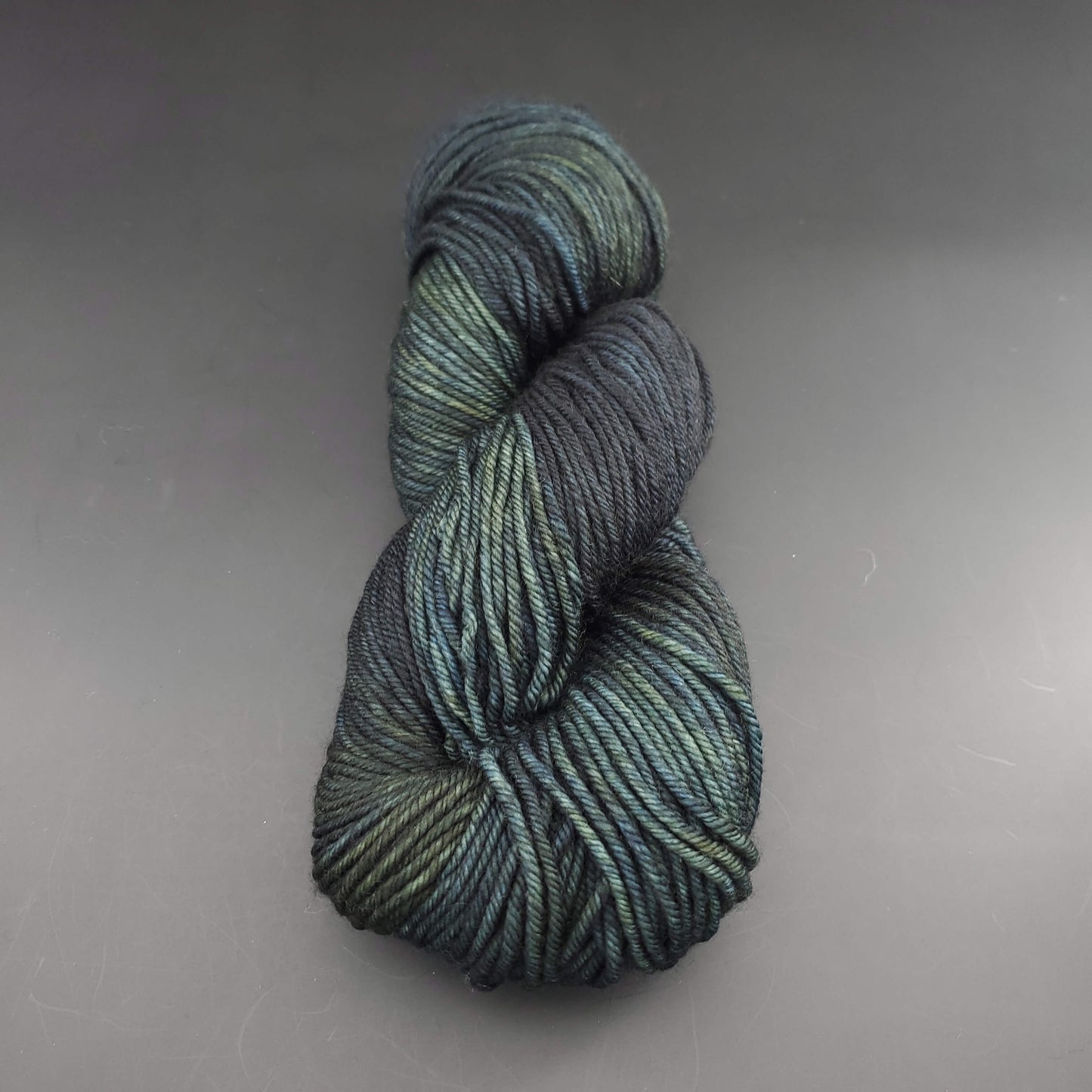 Echeveau de laine Malabrigo Rios de couleur 051 vaa sur fond noir pour tricot et crochet.