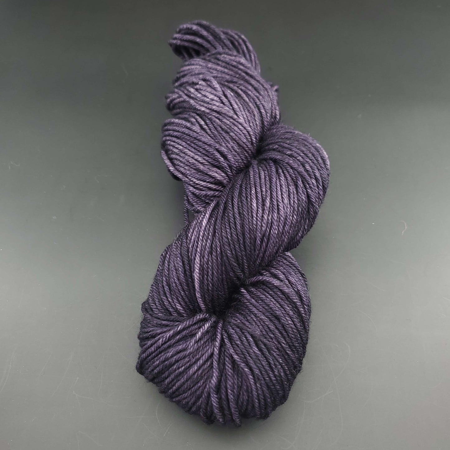 Echeveau de laine Malabrigo Rios de couleur 069 pearl ten sur fond noir pour tricot et crochet.