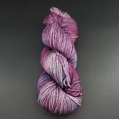 Echeveau de laine Malabrigo Rios de couleur 120 lotus sur fond noir pour tricot et crochet.