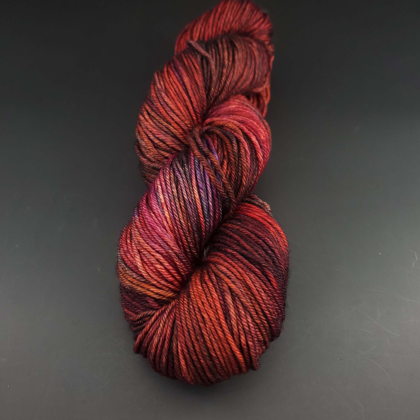 Echeveau de laine Malabrigo Rios de couleur 121 marte sur fond noir pour tricot et crochet.