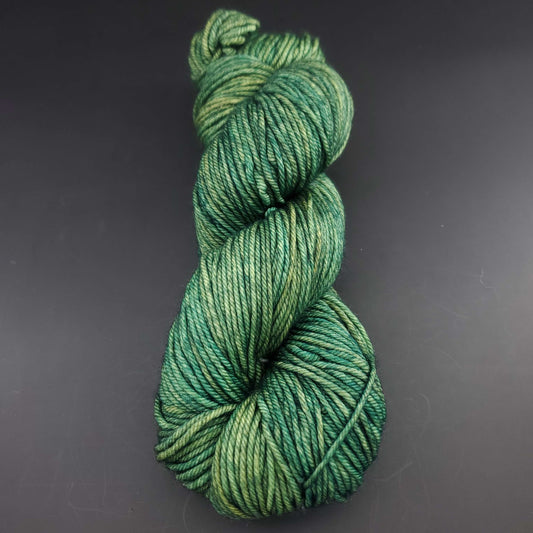 Echeveau de laine Malabrigo Rios de couleur 128 fresco y seco sur fond noir pour tricot et crochet.