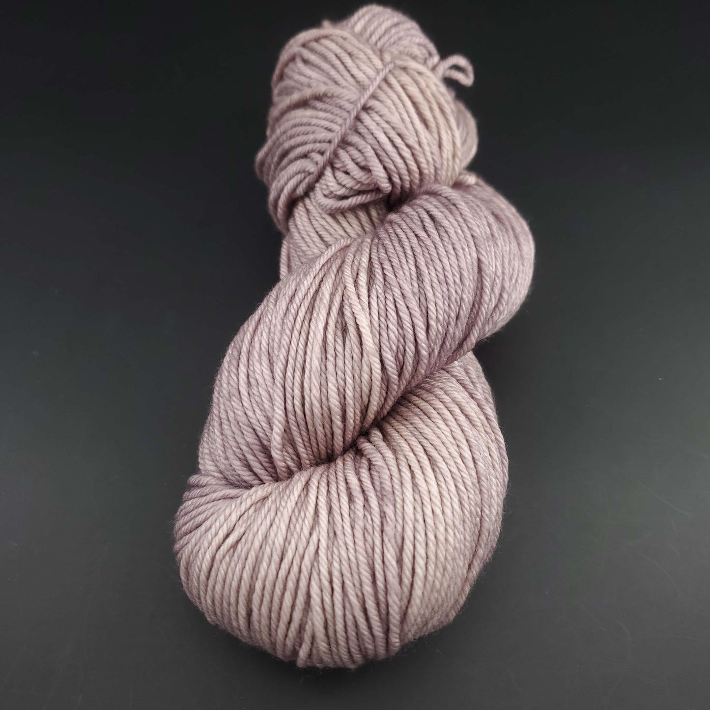 Echeveau de laine Malabrigo Rios de couleur 131 sans bank sur fond noir pour tricot et crochet.