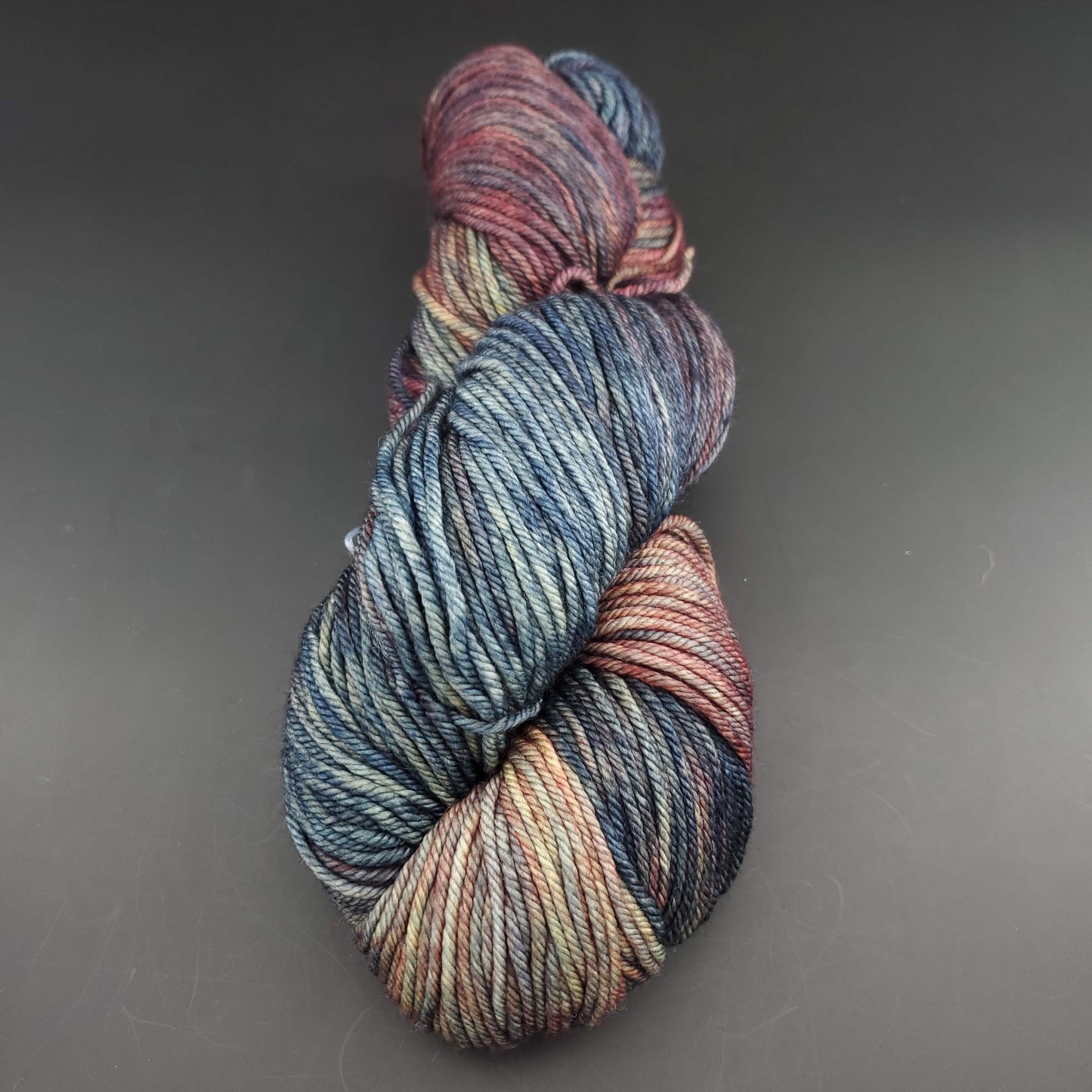 Echeveau de laine Malabrigo Rios de couleur 139 pocion sur fond noir pour tricot et crochet.