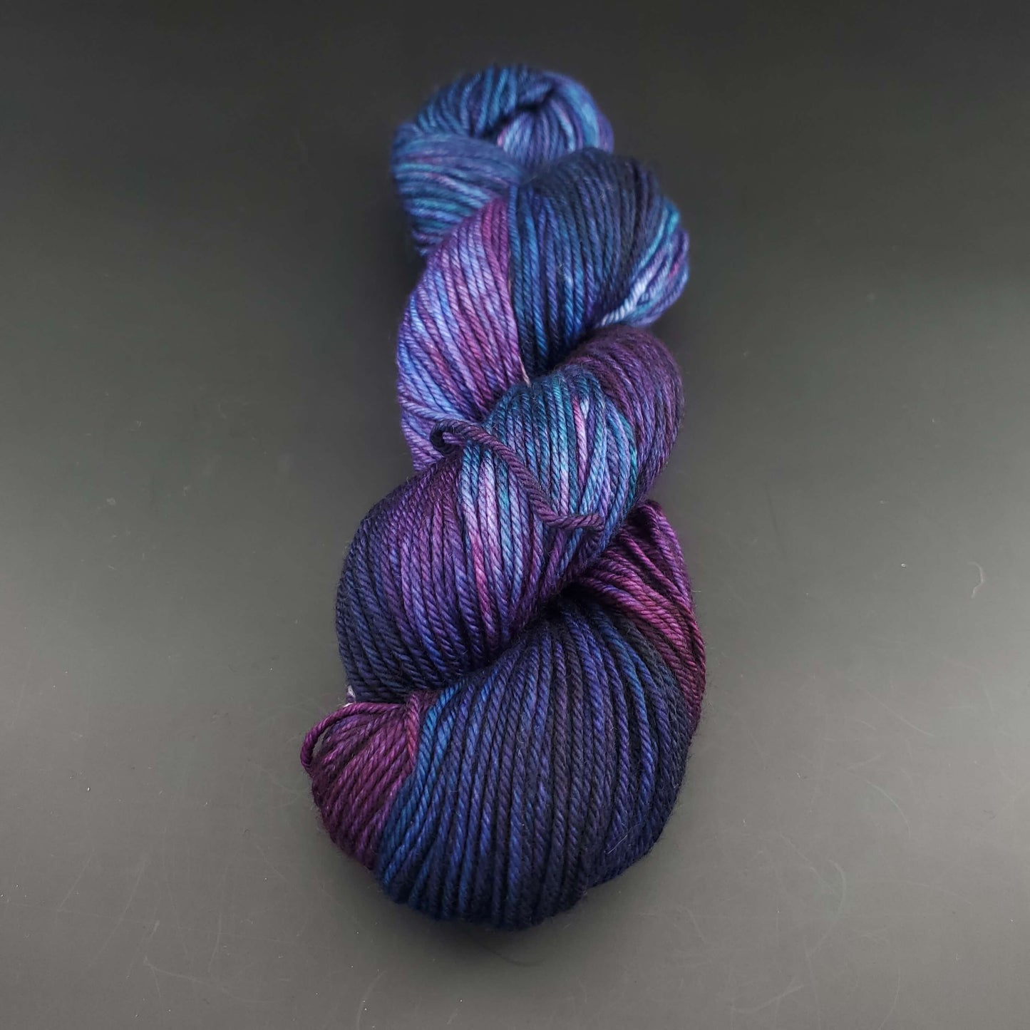Echeveau de laine Malabrigo Rios de couleur 247 whales road sur fond noir pour tricot et crochet.