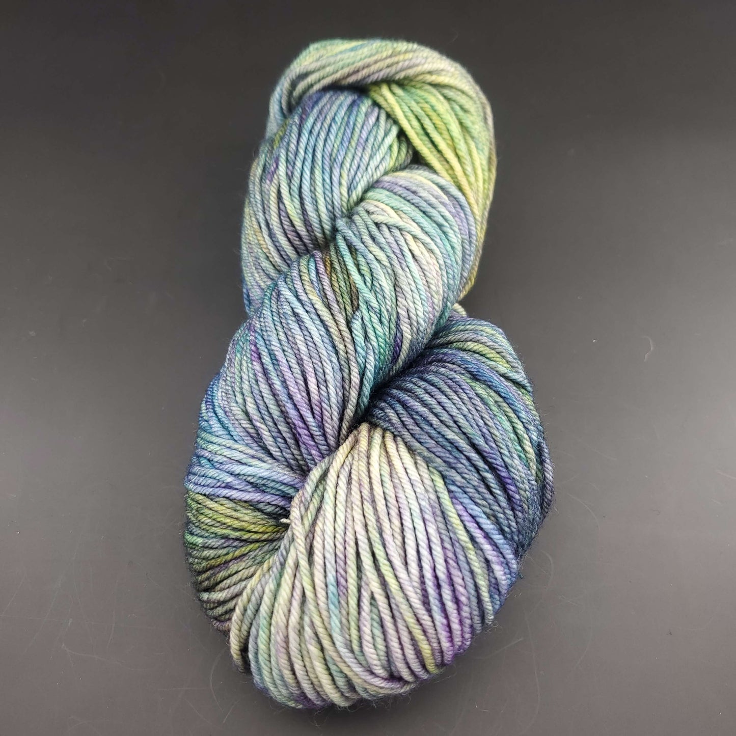 Echeveau de laine Malabrigo Rios de couleur 416 indiecita sur fond noir pour tricot et crochet.