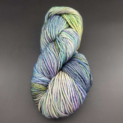 Echeveau de laine Malabrigo Rios de couleur 416 indiecita sur fond noir pour tricot et crochet.