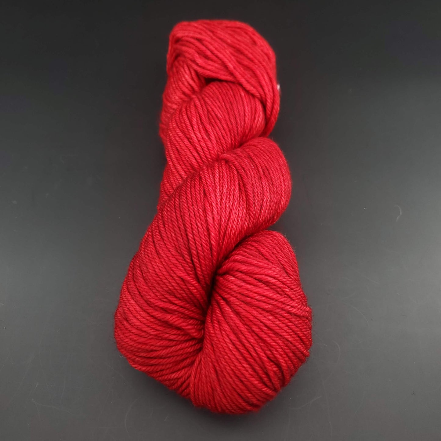Echeveau de laine Malabrigo Rios de couleur 611 ravelry red sur fond noir pour tricot et crochet.