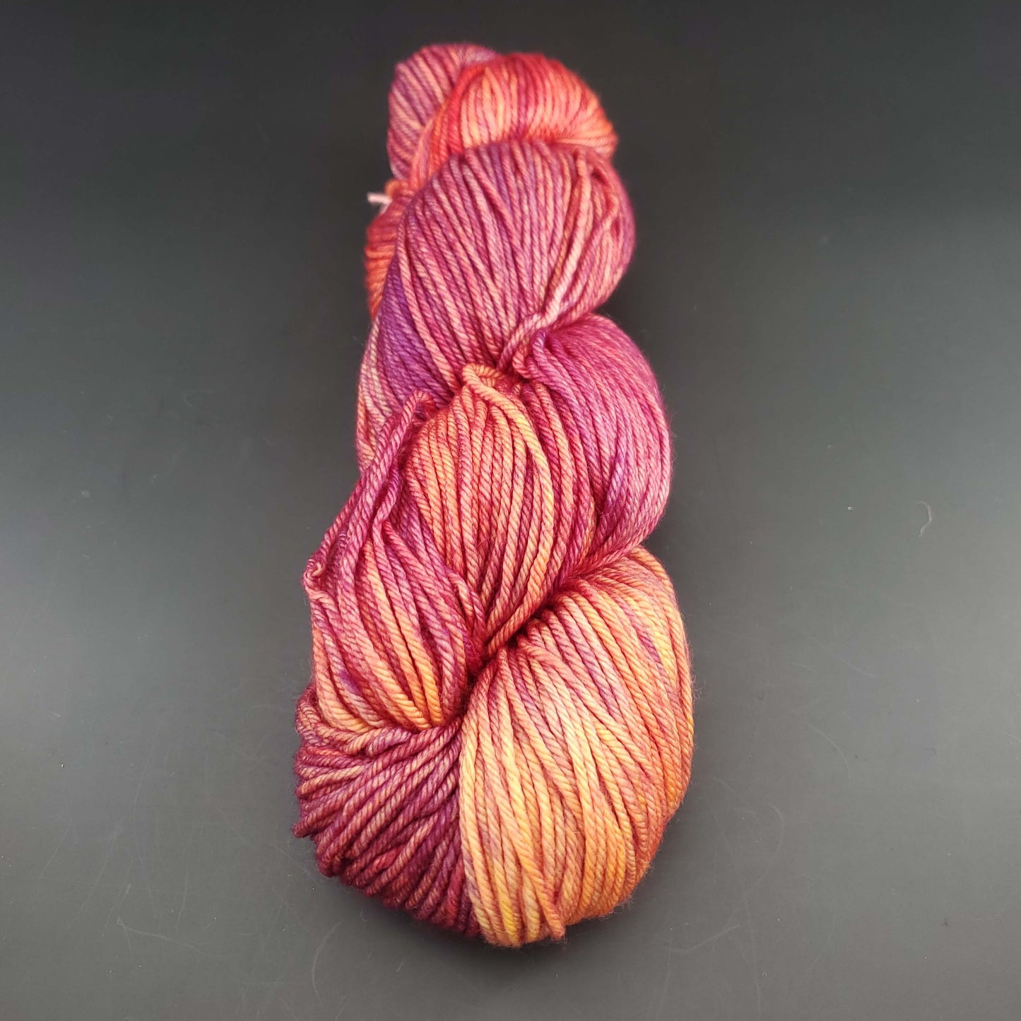 Echeveau de laine Malabrigo Rios de couleur 850 archangel sur fond noir pour tricot et crochet.