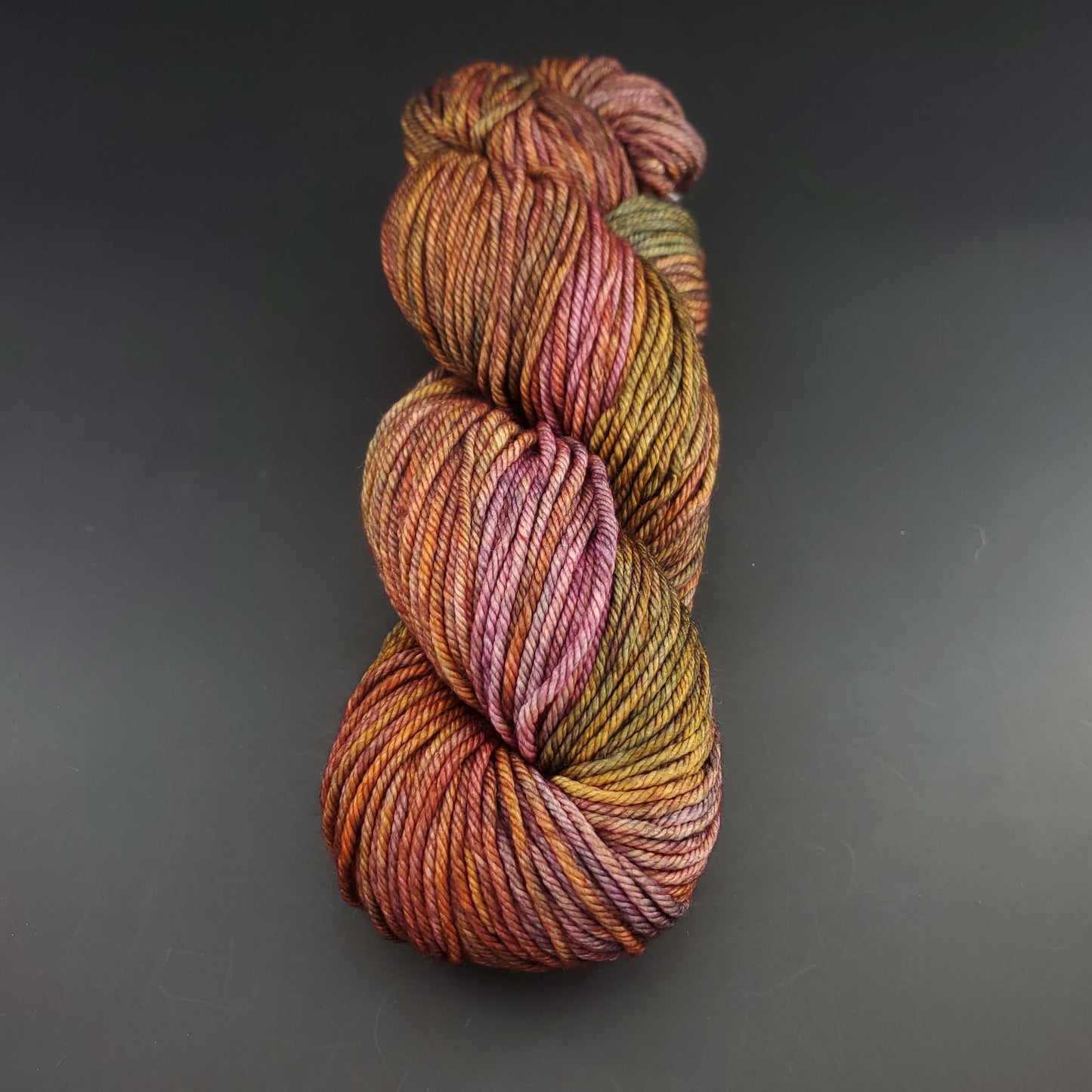 Echeveau de laine Malabrigo Rios de couleur 862 piedras sur fond noir pour tricot et crochet.