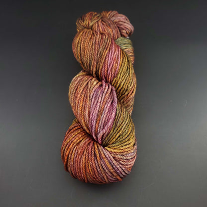 Echeveau de laine Malabrigo Rios de couleur 862 piedras sur fond noir pour tricot et crochet.