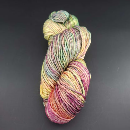 Echeveau de laine Malabrigo Rios de couleur 866 arco iris sur fond noir pour tricot et crochet.