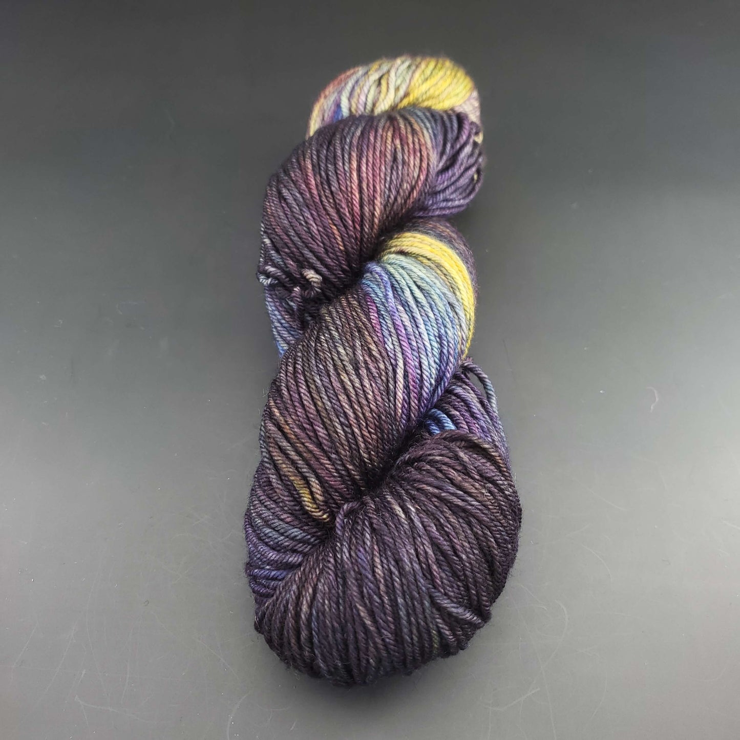 Echeveau de laine Malabrigo Rios de couleur 870 candombe sur fond noir pour tricot et crochet.