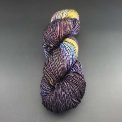 Echeveau de laine Malabrigo Rios de couleur 870 candombe sur fond noir pour tricot et crochet.