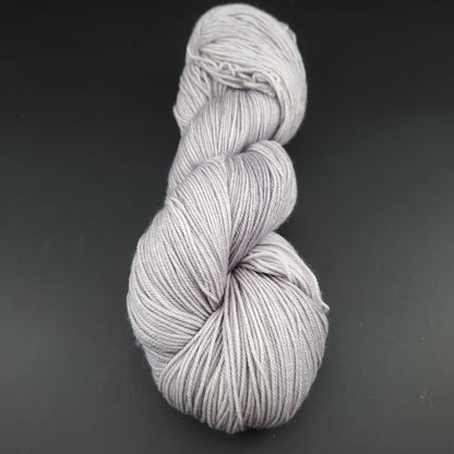 Echeveau de laine Malabrigo Sock de couleur 036 pearl sur fond noir pour tricot et crochet.