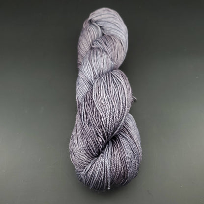 Echeveau de laine Malabrigo Sock de couleur 043 plomo sur fond noir pour tricot et crochet.