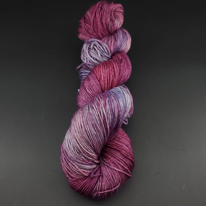 Echeveau de laine Malabrigo Sock de couleur 120 lotus sur fond noir pour tricot et crochet.