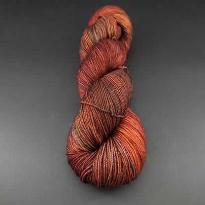 Echeveau de laine Malabrigo Sock de couleur 121 marte sur fond noir pour tricot et crochet.