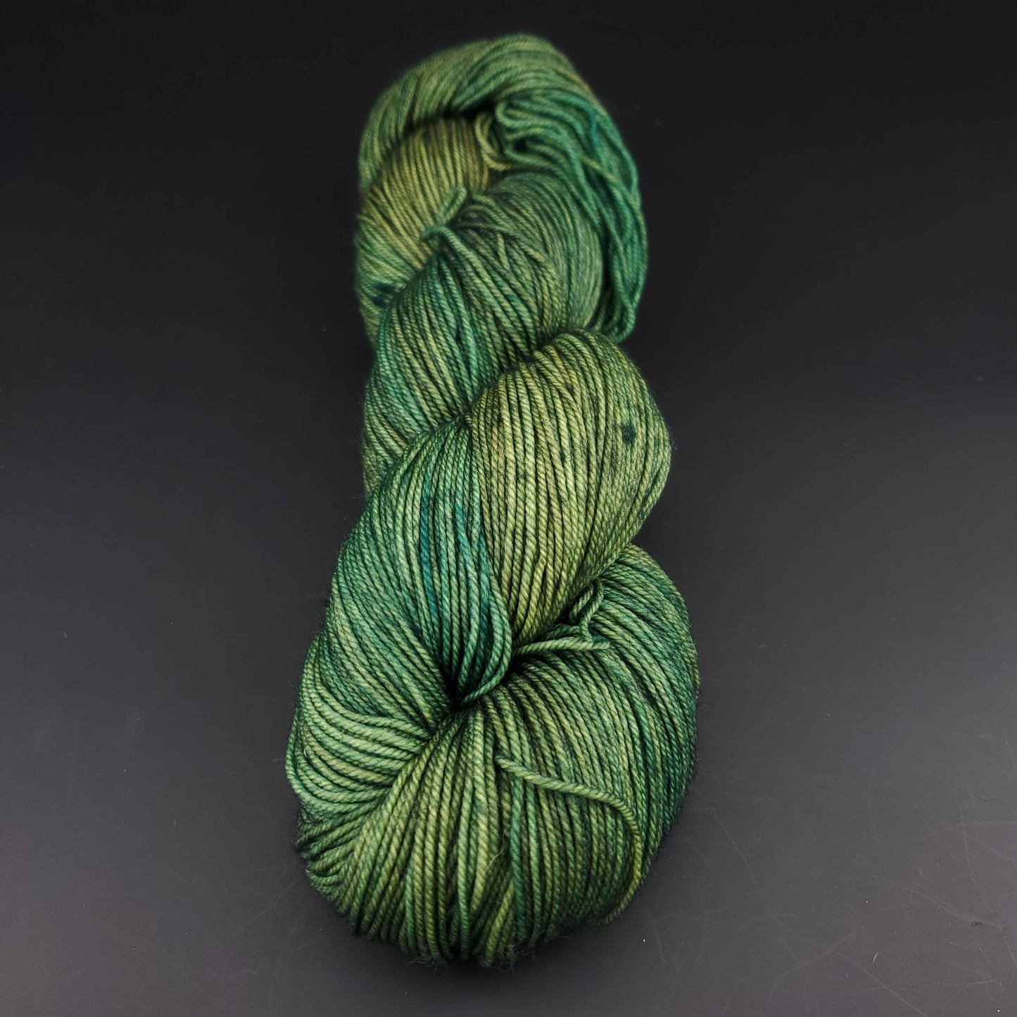 Echeveau de laine Malabrigo Sock de couleur 128 fresco y seco sur fond noir pour tricot et crochet.