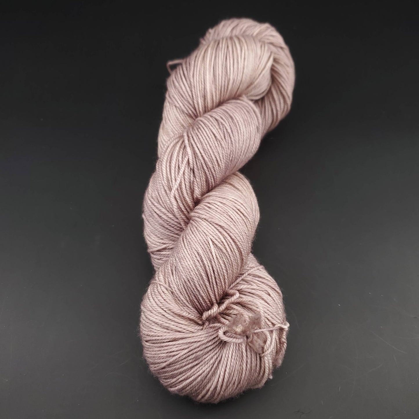 Echeveau de laine Malabrigo Sock de couleur 131 sand bank sur fond noir pour tricot et crochet.