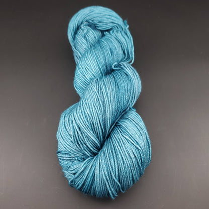 Echeveau de laine Malabrigo Sock de couleur 133 reflecting pool sur fond noir pour tricot et crochet.