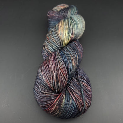 Echeveau de laine Malabrigo Sock de couleur 139 pocion sur fond noir pour tricot et crochet.