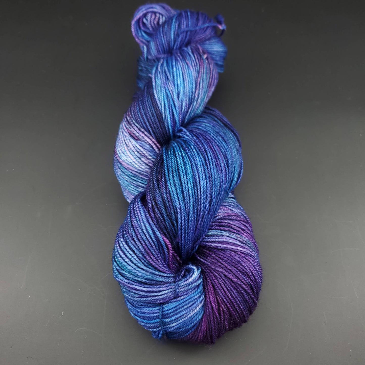 Echeveau de laine Malabrigo Sock de couleur 247 whales road sur fond noir pour tricot et crochet.