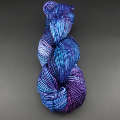 Echeveau de laine Malabrigo Sock de couleur 247 whales road sur fond noir pour tricot et crochet.