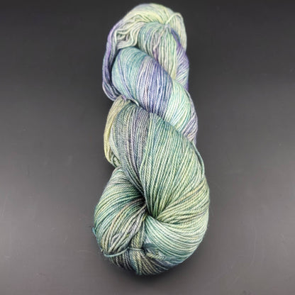 Echeveau de laine Malabrigo Sock de couleur 416 indiecita sur fond noir pour tricot et crochet.