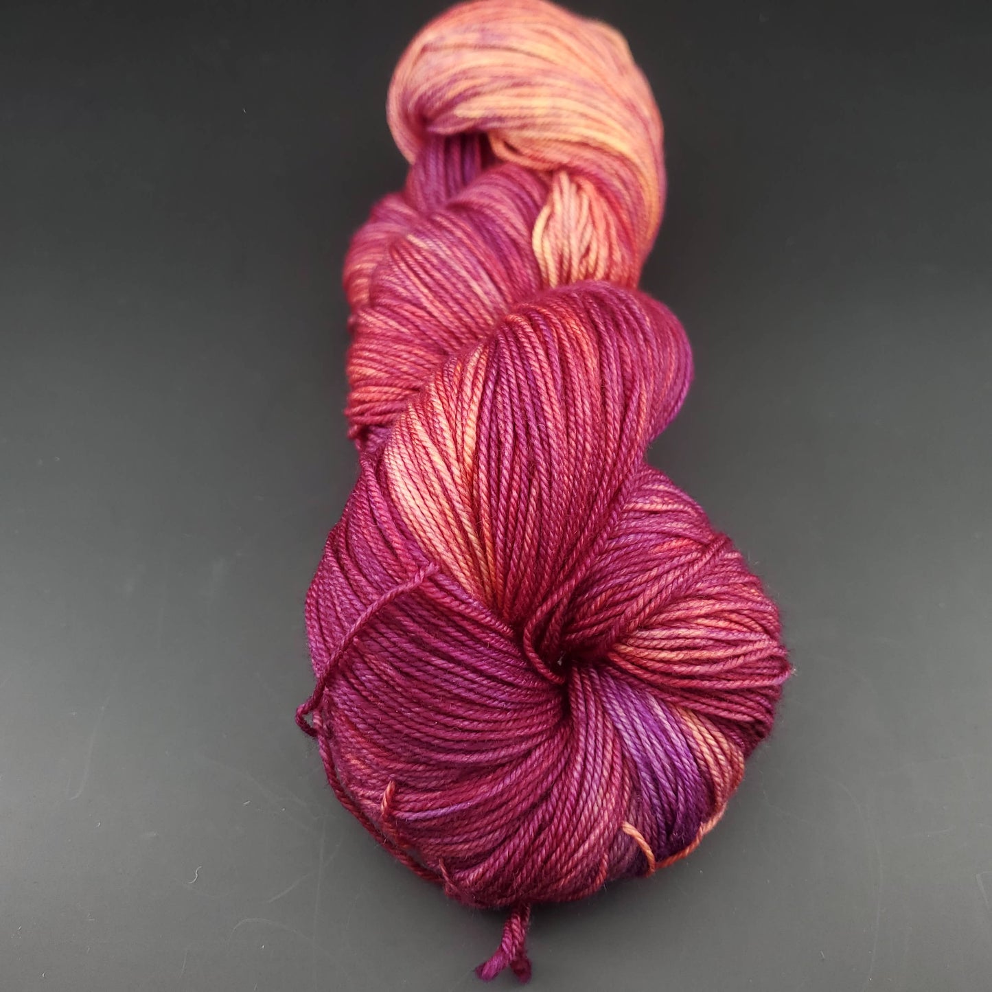 Echeveau de laine Malabrigo Sock de couleur 850 archangel sur fond noir pour tricot et crochet.