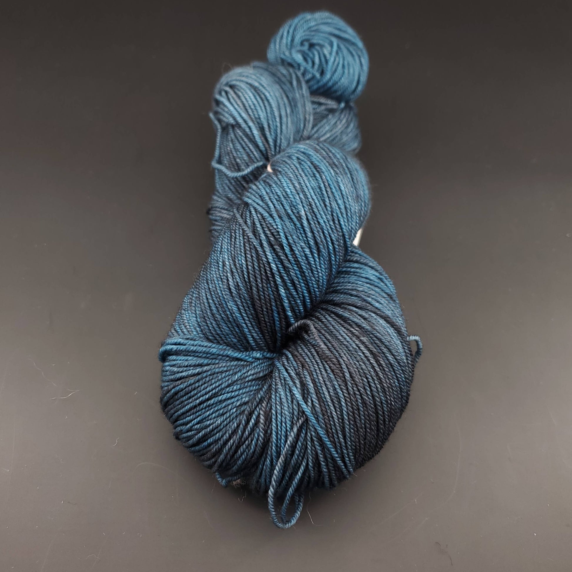 Echeveau de laine Malabrigo Sock de couleur 852 persia sur fond noir pour tricot et crochet.