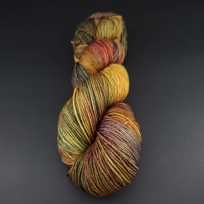 Echeveau de laine Malabrigo Sock de couleur 862 piedras sur fond noir pour tricot et crochet.