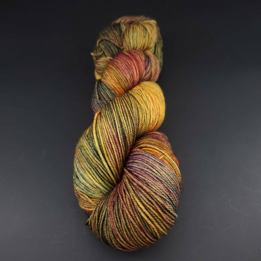 Echeveau de laine Malabrigo Sock de couleur 862 piedras sur fond noir pour tricot et crochet.