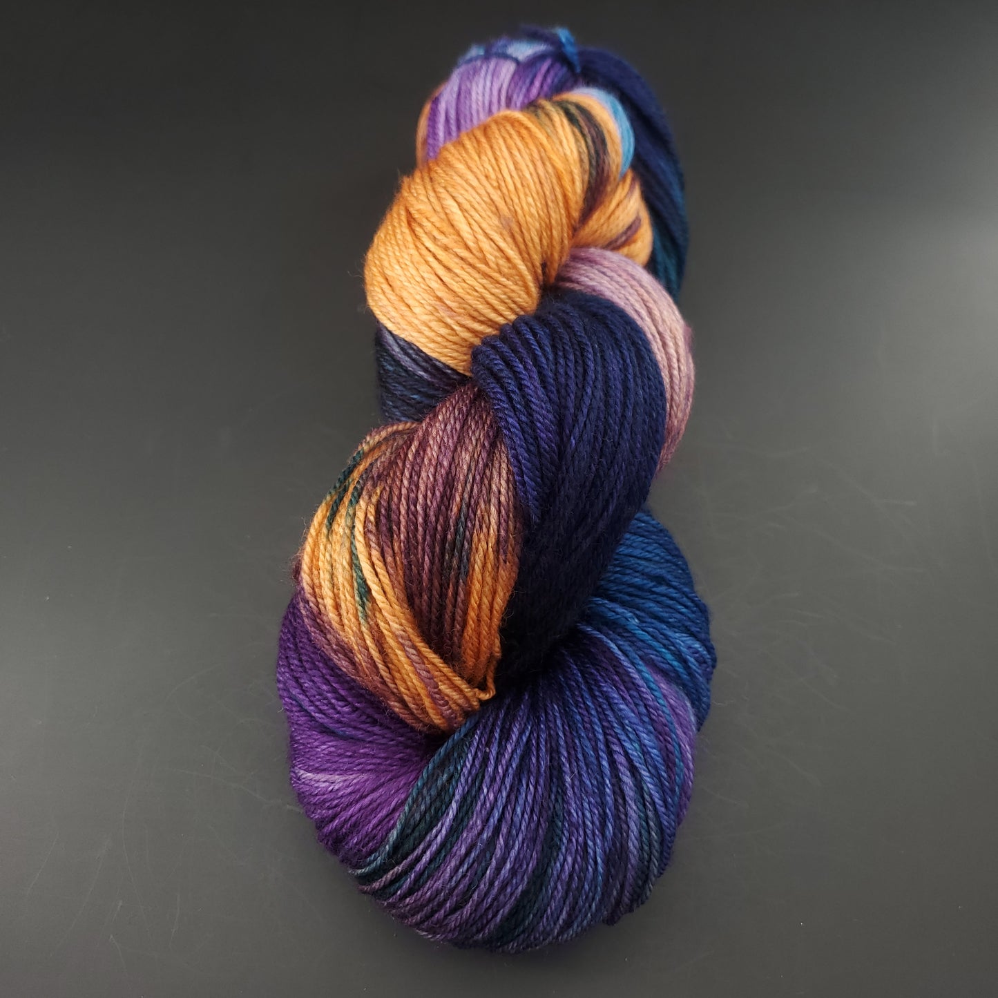 Echeveau de laine manos del uruguay de couleur 7105 malvin sur fond noir pour tricot et crochet.