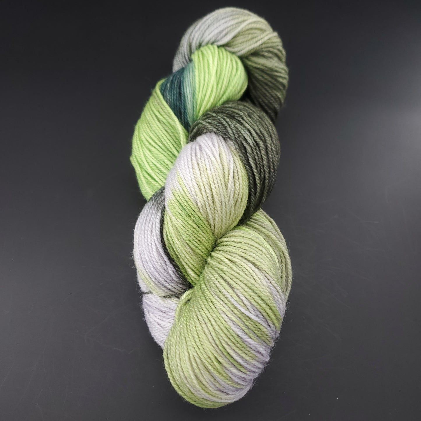 Echeveau de laine manos del uruguay de couleur 8106 botanico sur fond noir pour tricot et crochet.