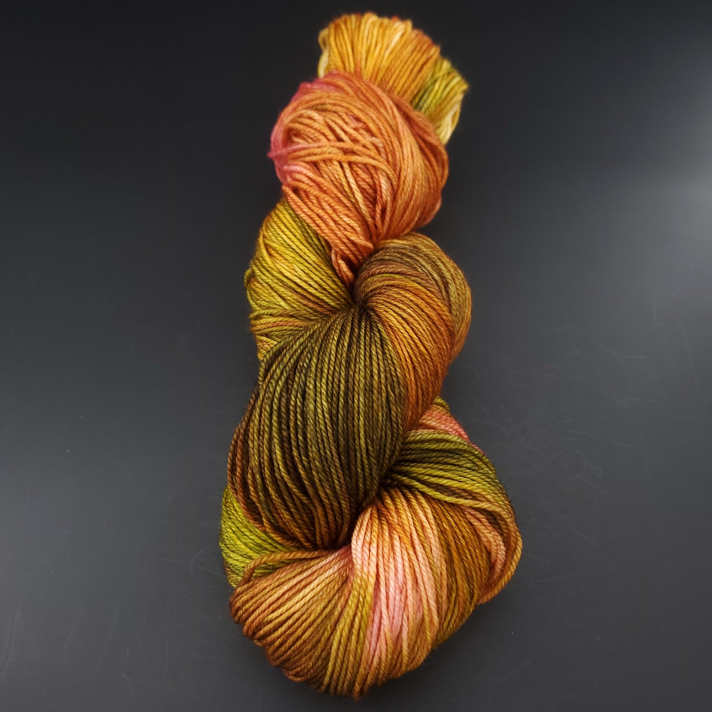 Echeveau de laine manos del uruguay de couleur 8917 butia sur fond noir pour tricot et crochet.