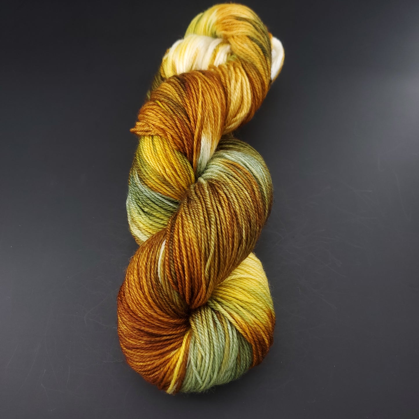 Echeveau de laine manos del uruguay de couleur 9375 otono sur fond noir pour tricot et crochet.