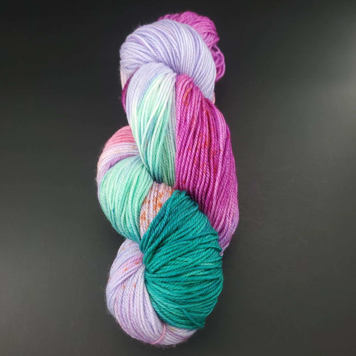 Echeveau de laine manos del uruguay de couleur 9776 bloom sur fond noir pour tricot et crochet.